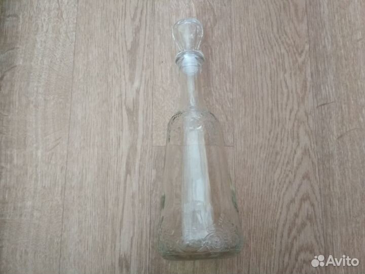 Стеклянный графин с пробкой