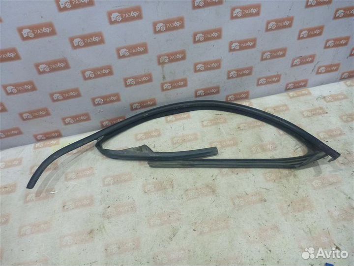 Уплотнительная резинка стекла передняя левая