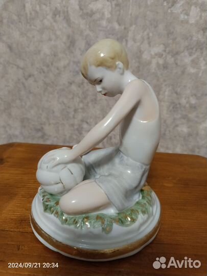 Статуэтка фарфор СССР, мальчик с мячом