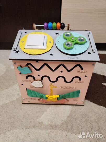 Детская игрушка бизиборд-домик