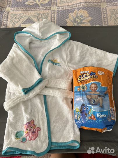 Халат для малыша и памперсы для бассейна
