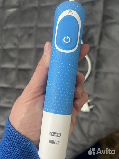 Электрическая зубная щетка oral b