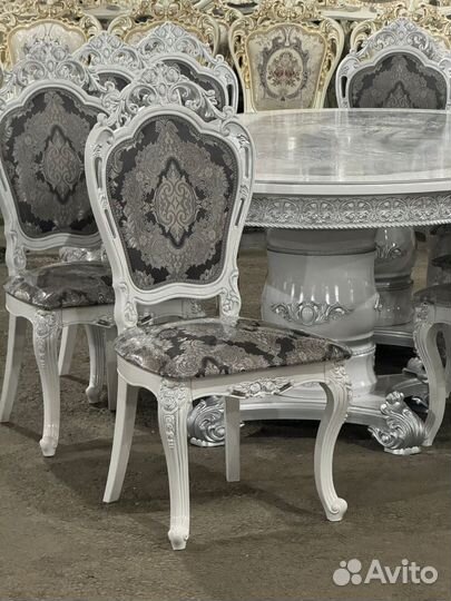 Кухонный стол и стулья