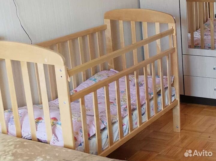 Детская кроватка с маятником