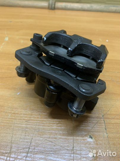 Передний правый суппорт Suzuki SkyWave AN400 ck44