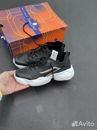 Новые кроссовки черные женские 37