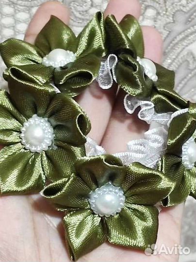 В наличии резинки на пучок и брошь