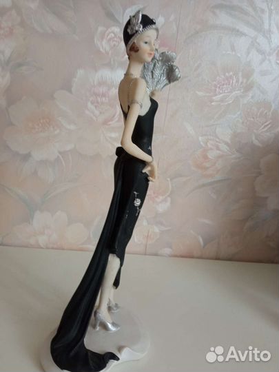 Статуэтка дама с веером