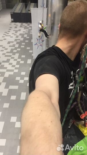 Промышленные альпинисты чистка снега с крыш