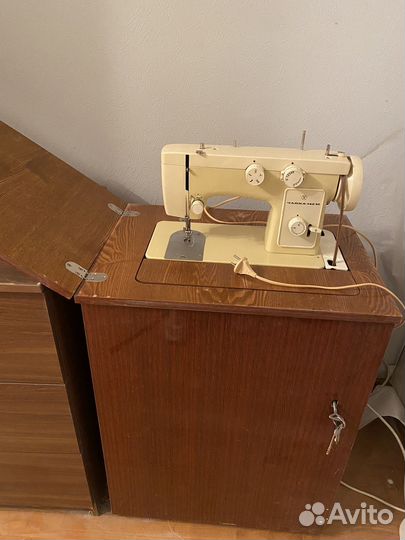 Швейная машина Чайка 142