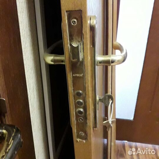 Продам входную дверь деревянную бу