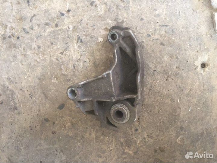 Кронштейн двигателя левый Mazda 3 BK Z6 2006