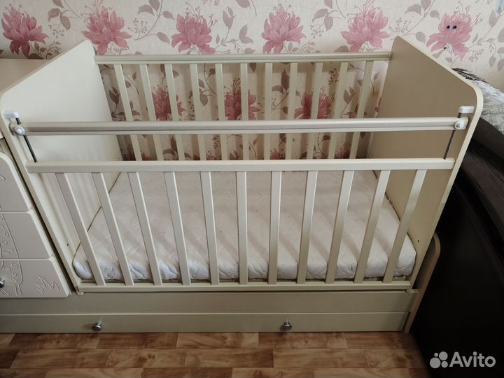 Детская кроватка с маятником и комодом