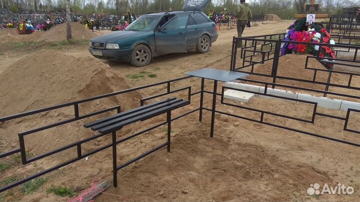 Скамейка и столик на кладбище