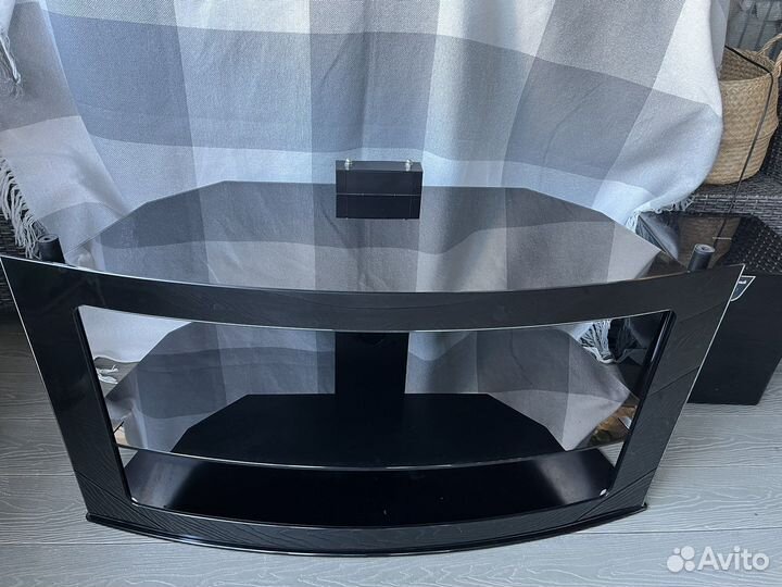 Стеклянная тумба под тв