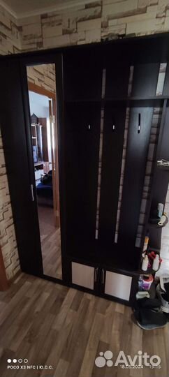 Прихожая со шкафом и зеркалом бу