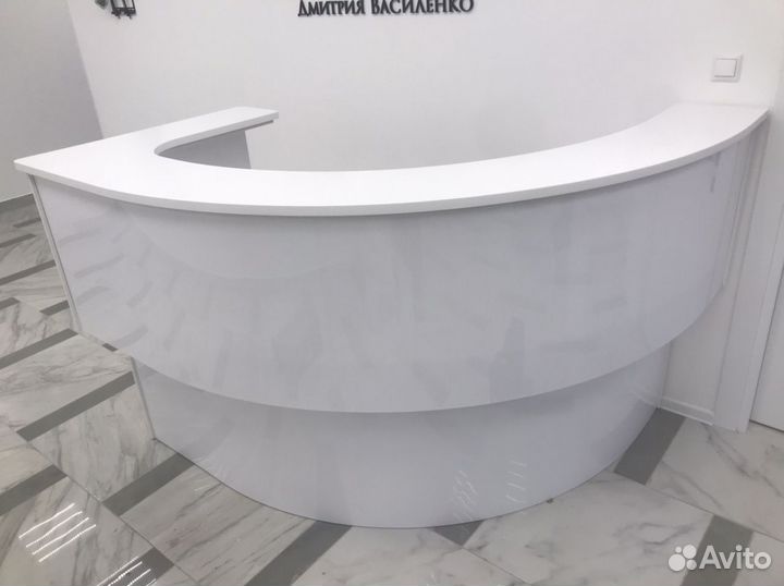 Стойка-Ресепшен. Глянцевый двухуровневый фасад