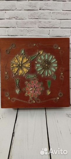 Старинная деревянная шкатулка