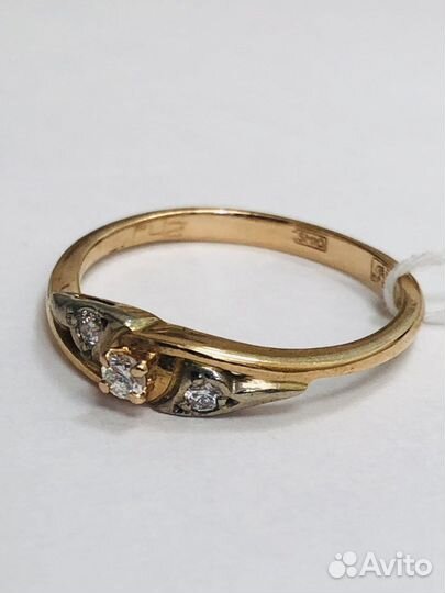 Золотое кольцо с бриллиантом