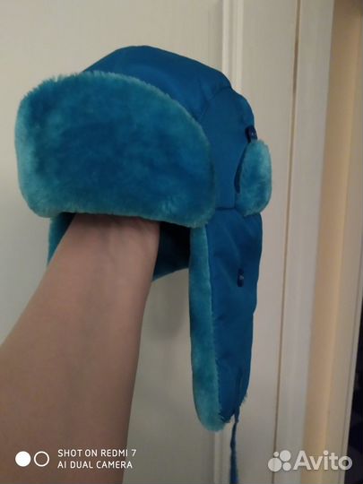 Шапки голубая и из песца