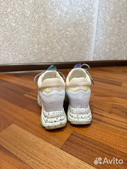 Кроссовки женские