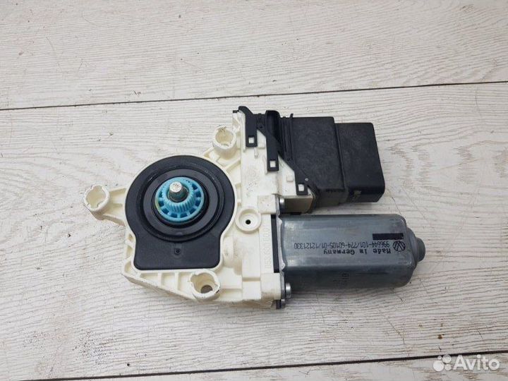 Моторчик стеклоподъемника задний правый Skoda