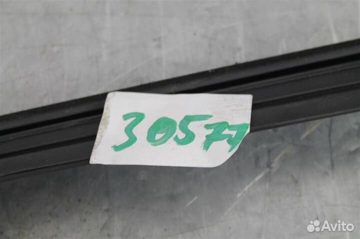 Уплотнитель стекла двери задней левой Volvo XC90