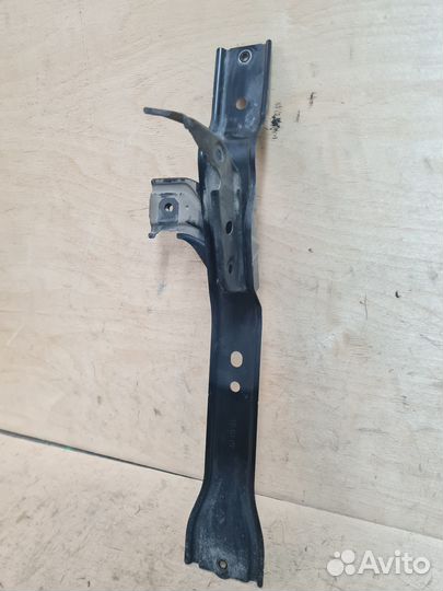 Кронштейн замка капота Toyota Rav4 40