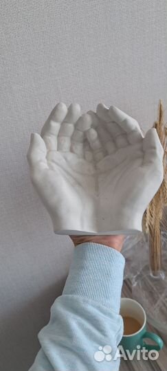 Гипсовое кашпо Ладони