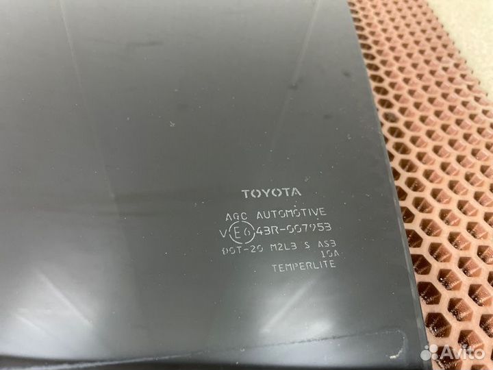 Стекло двери заднее левое Toyota Rav 4