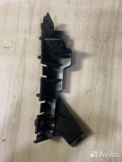 Кронштейн бампера пер. лев. Land Rover Sport 2