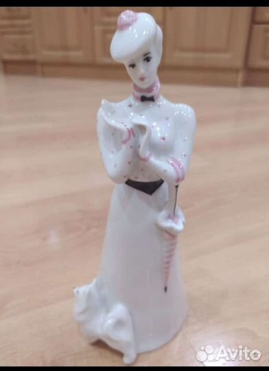 Статуэтка фарфоровая Дама с собачкой
