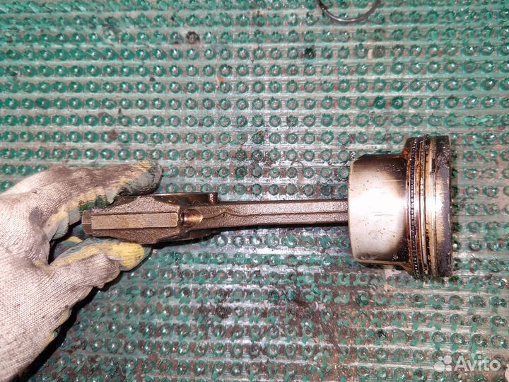 Поршень Opel Vectra B 1.8 с шатуном