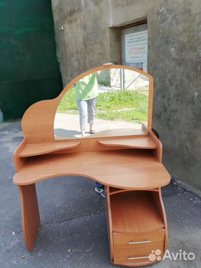 Туалетный столик с зеркалом