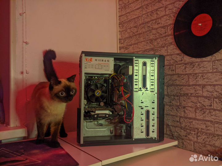 Начальный игровой компьютер с монитором