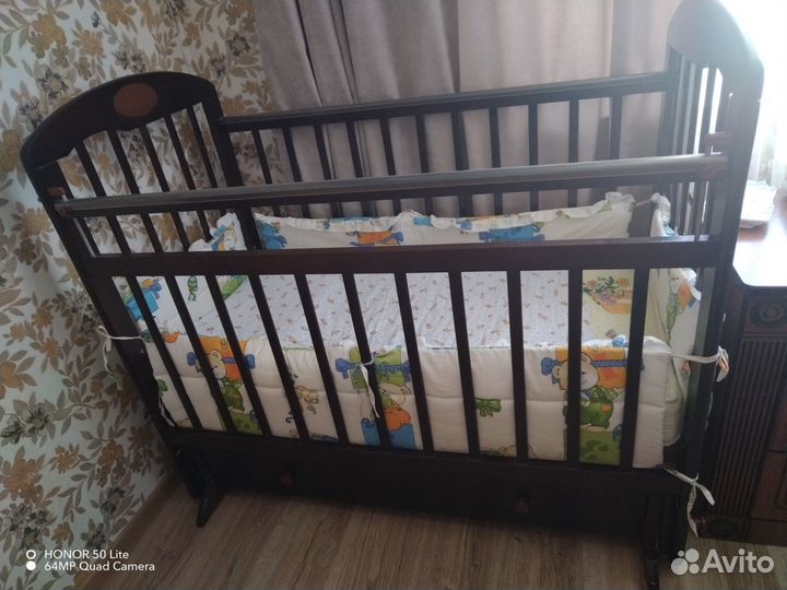 Детская кроватка с маятником и ящиком