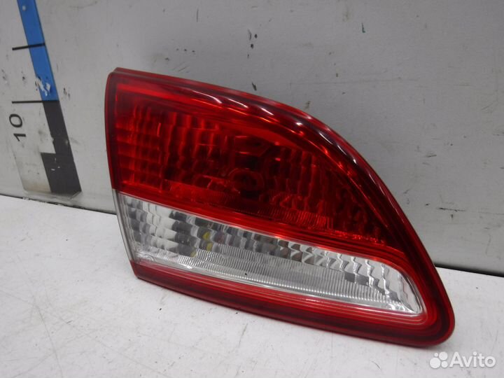 Фонарь задний левый внутренний на Nissan Almera