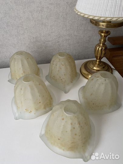 Стеклянный плафон с гайкой на люстру