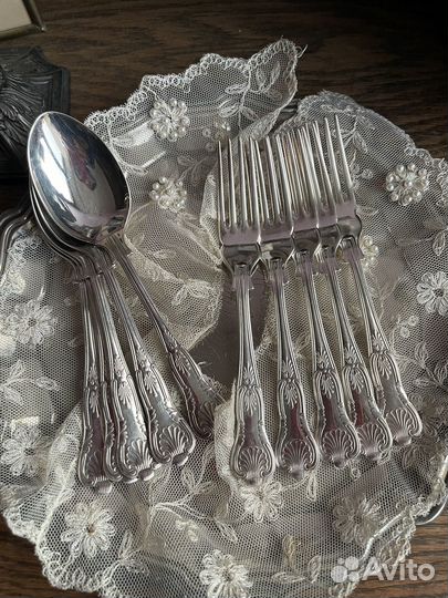 Набор старинных ложек и вилок и ножей
