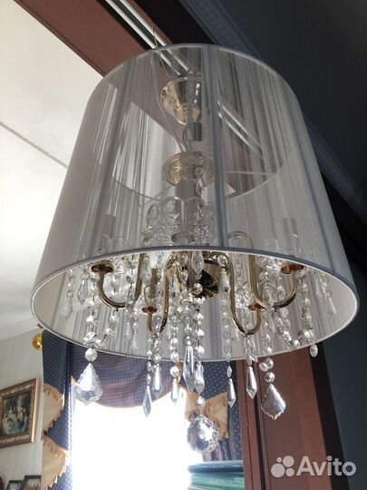 Люстра красиая с хрустальными подвесками