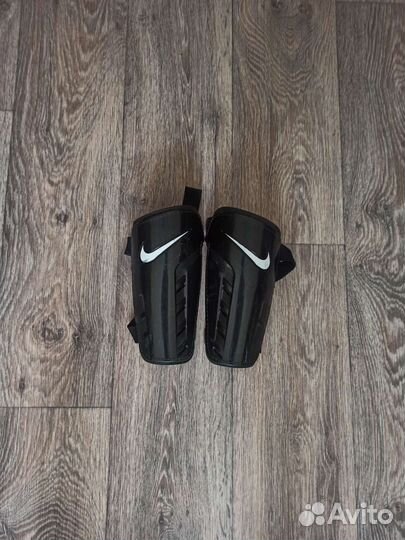 Футбольные щитки Nike