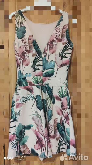 Комбинезон с шортами и тропическим принтом