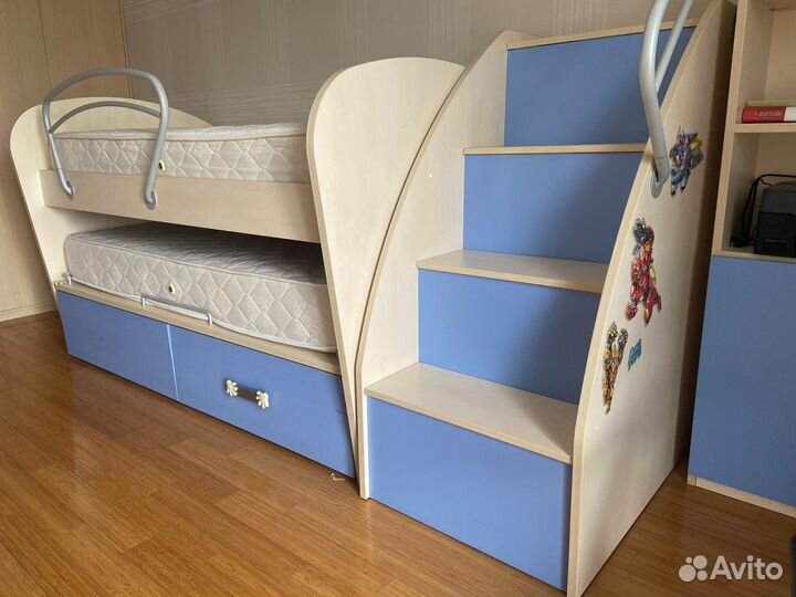 Двухъярусная кровать с лестницей