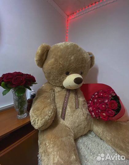 Большой плюшевый медведь
