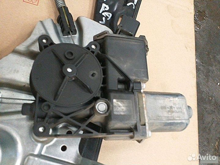 Стеклоподъемник Opel Astra J GTC A18XER