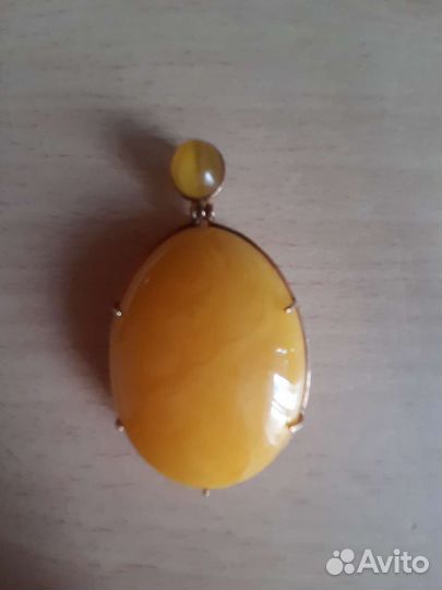 Кулон из янтаря