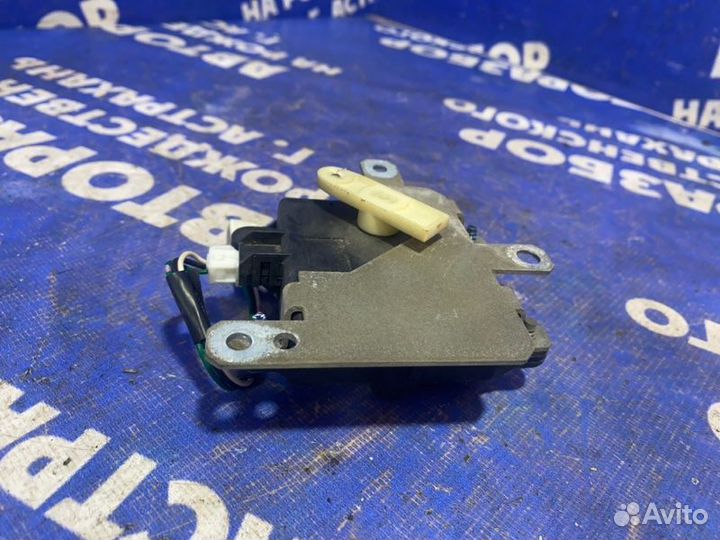 Моторчик заслонок отопителя Nissan Cefiro A33