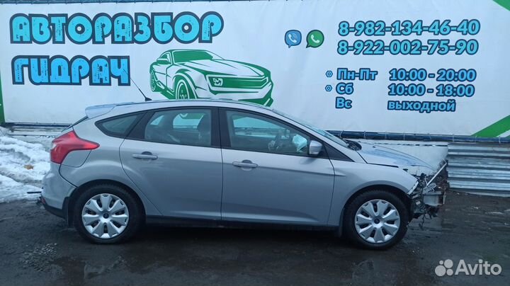 Кронштейн опоры двери багажника правый Ford Focus