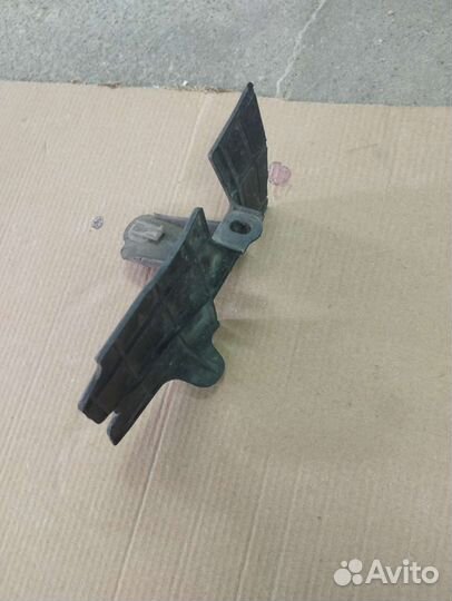 Дефлектор радиатора левый Toyota 5328852010