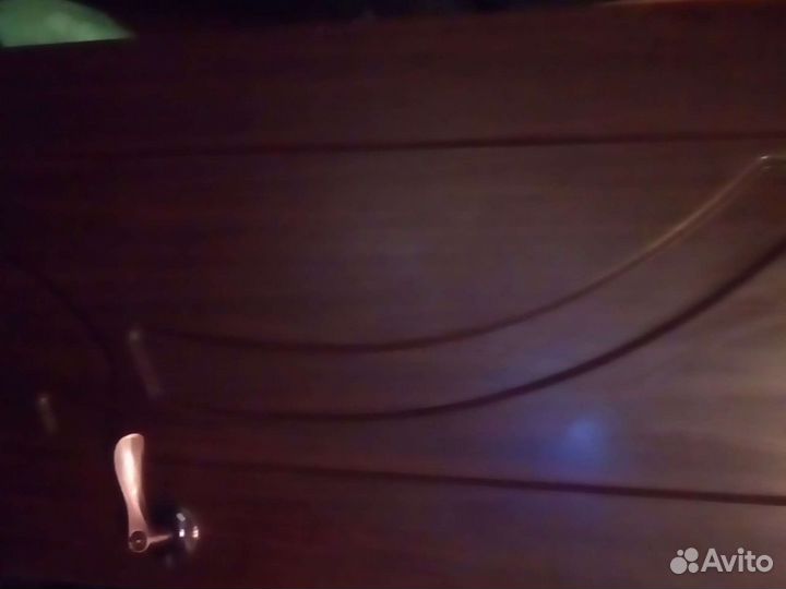 Дверь с ручной бу